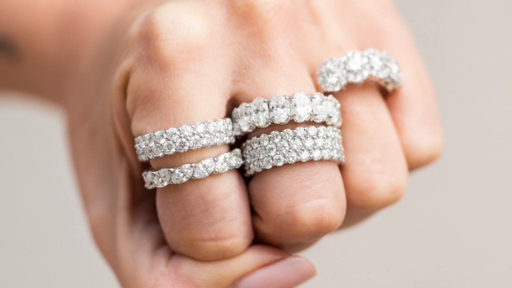 how to wear an eternity ring