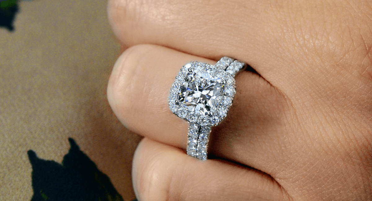 How big the diamond will appear on a finger should be one of your first considerations when purchasing a 15-carat diamond engagement ring for your significant other. Diamonds of varying carat weights and sizes will appear differently on different fingers.