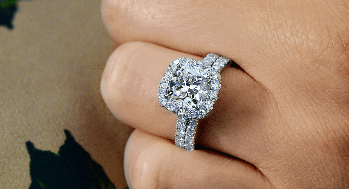 How big the diamond will appear on a finger should be one of your first considerations when purchasing a 15-carat diamond engagement ring for your significant other. Diamonds of varying carat weights and sizes will appear differently on different fingers.