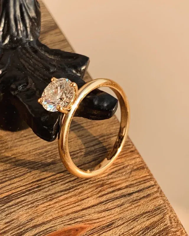 1.22Ct Adaya Round Solitaire Engagement RingCaptivating simplicity, timeless allure. Behold the 1.22ct Adaya Round Solitaire in 18K Yellow Gold—a symbol of everlasting love and refined elegance.(LGDBR-108)#round #ring #diamondrings #labdiamond #langrowndiamond #diamonds